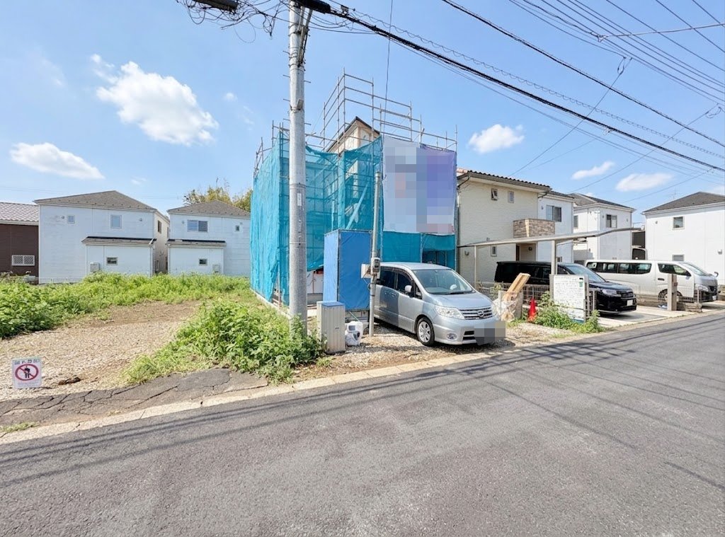 二部屋から行き来できるワイドバルコニーは、洗濯時にも効率の良い造り。(令和8年7月撮影)