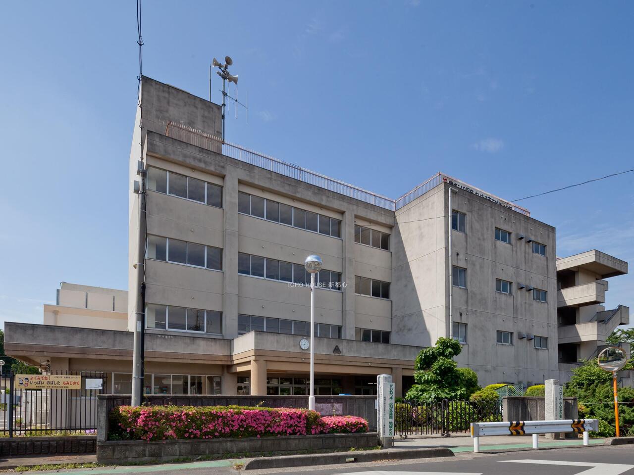 柏崎小学校まで約700m