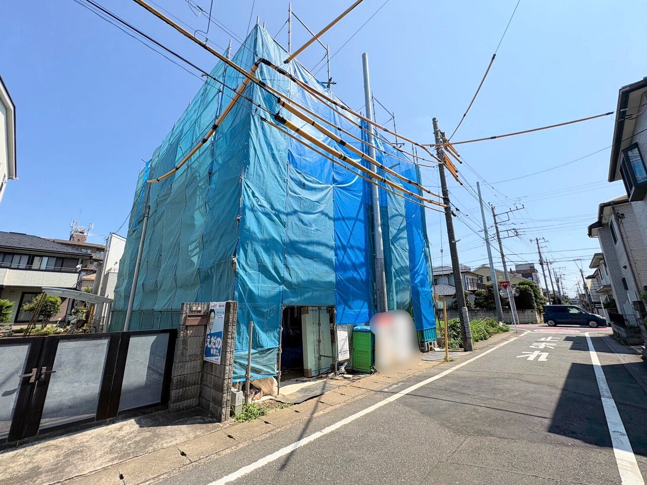 南側公道に面し陽当り良好なお住まいです。(令和8年7月撮影)