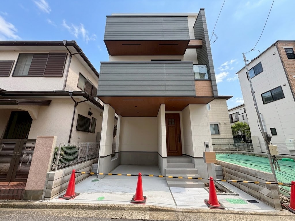 与野駅より徒歩１８分、リビングを２階に設けることでプライバシーと開放感を両立。