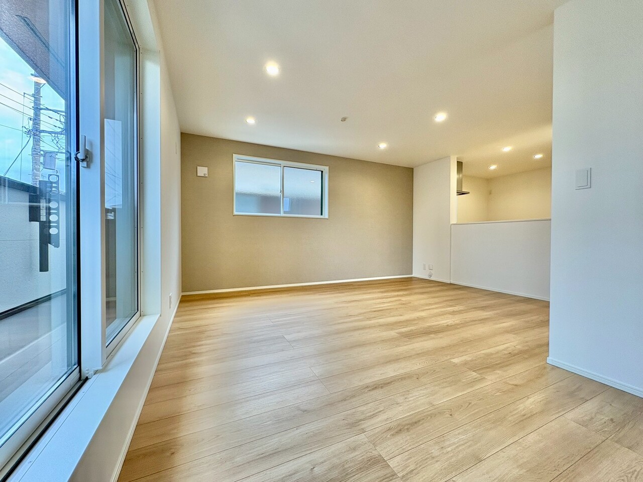 室内には豊かな陽光が注ぎ込み、爽やかな住空間を演出。