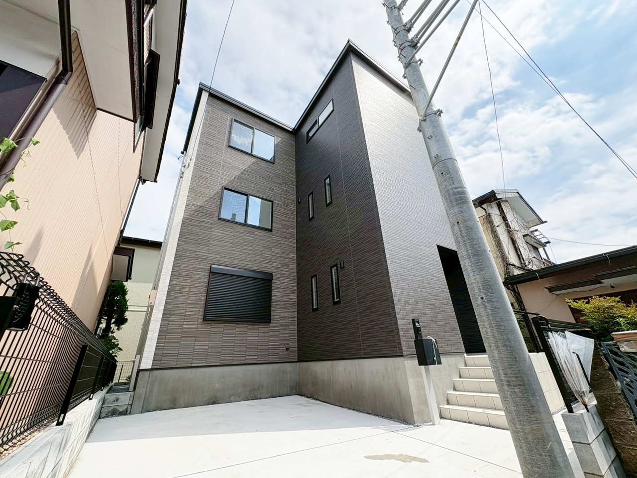 南浦和駅徒歩18分の立地。建物の居住性に拘った邸宅は「安らぎ」と「快適」を実現。