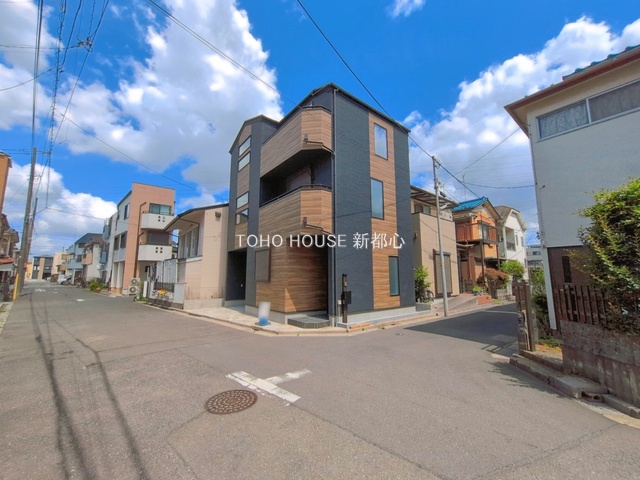 いつまでも輝き続けて、いつしか街の風景に溶け込んでいきます。