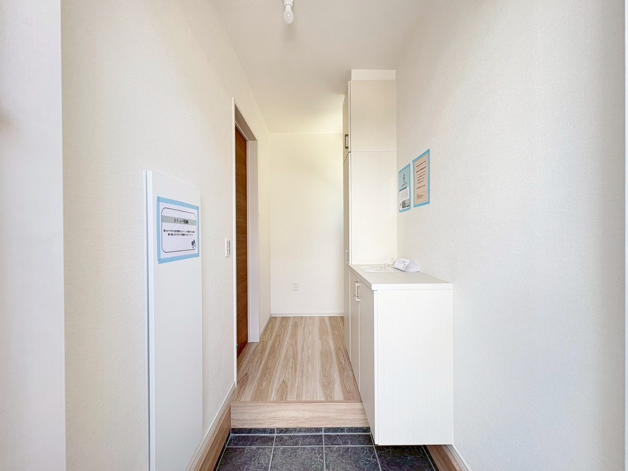 明るさと清潔感を兼ね備えた玄関が建物内へと導きます。