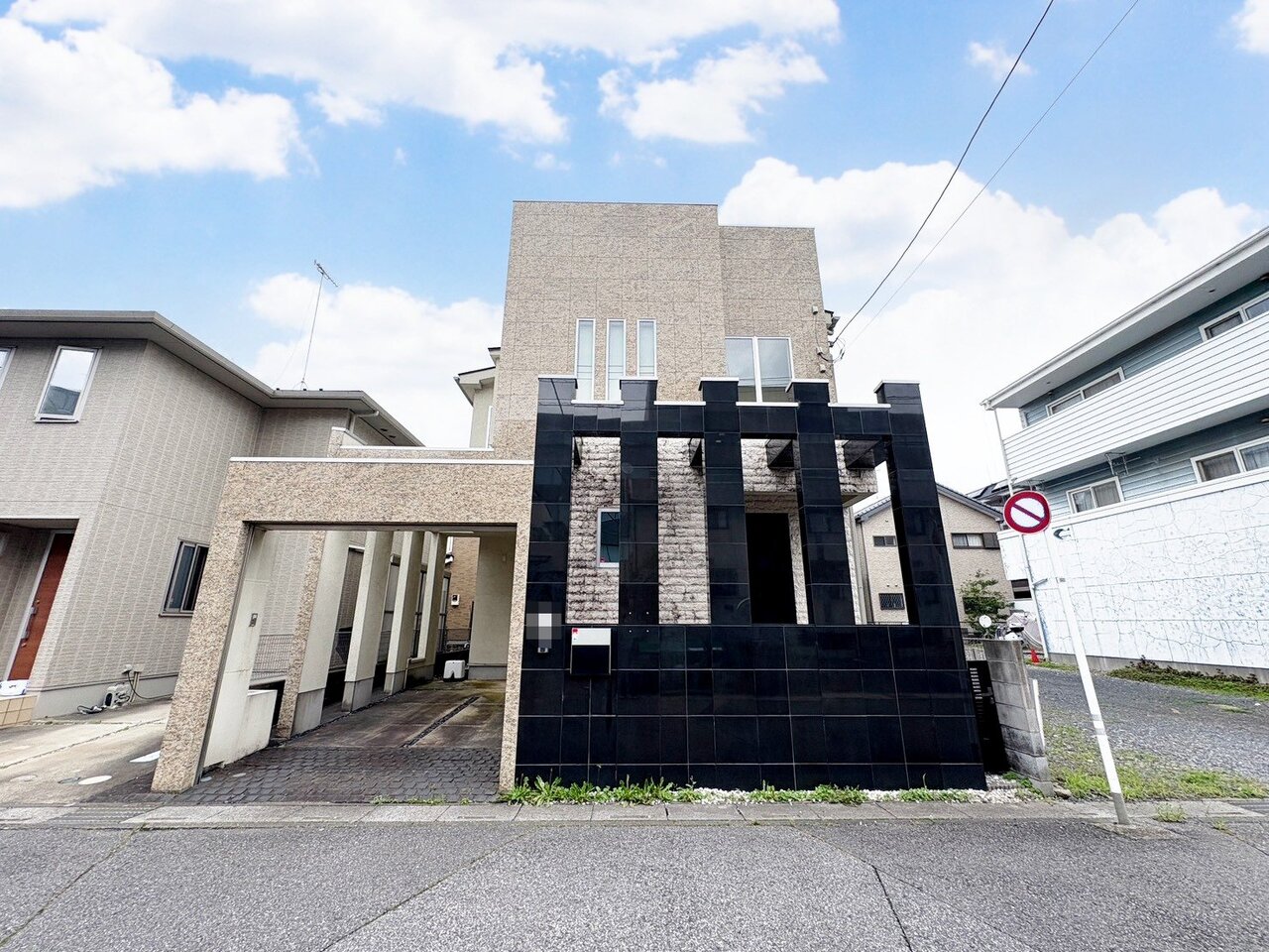 スーパーやコンビニが徒歩3分圏内にあり買い物に便利です。