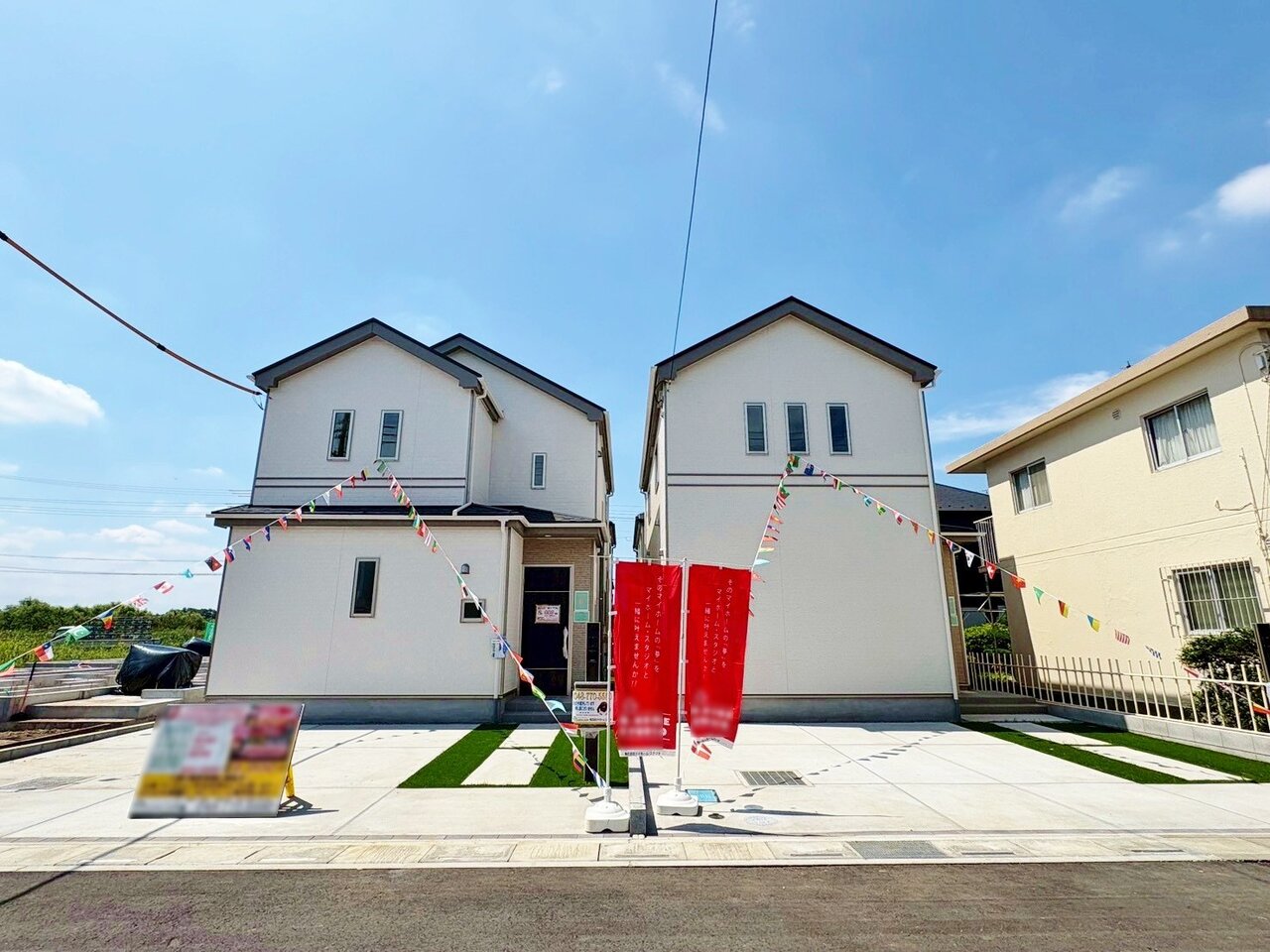 【E号棟】沼南駅まで徒歩20分の立地です。青空に映える白い壁が上品な佇まい。