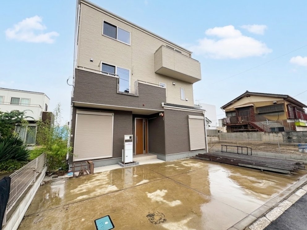 スーパーやコンビニ、ドラッグストアまで徒歩圏内で便利な立地です。(令和8年7月撮影)