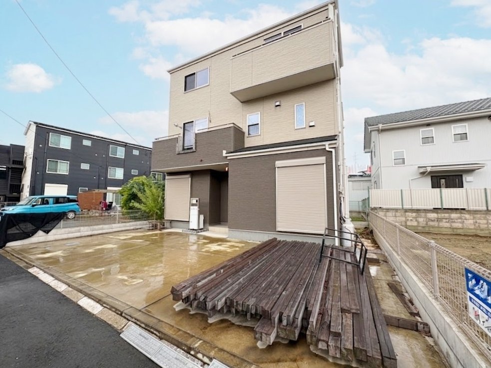 2階に17帖超のLDKを設けた3階建てのお住まいです。(令和8年7月撮影)