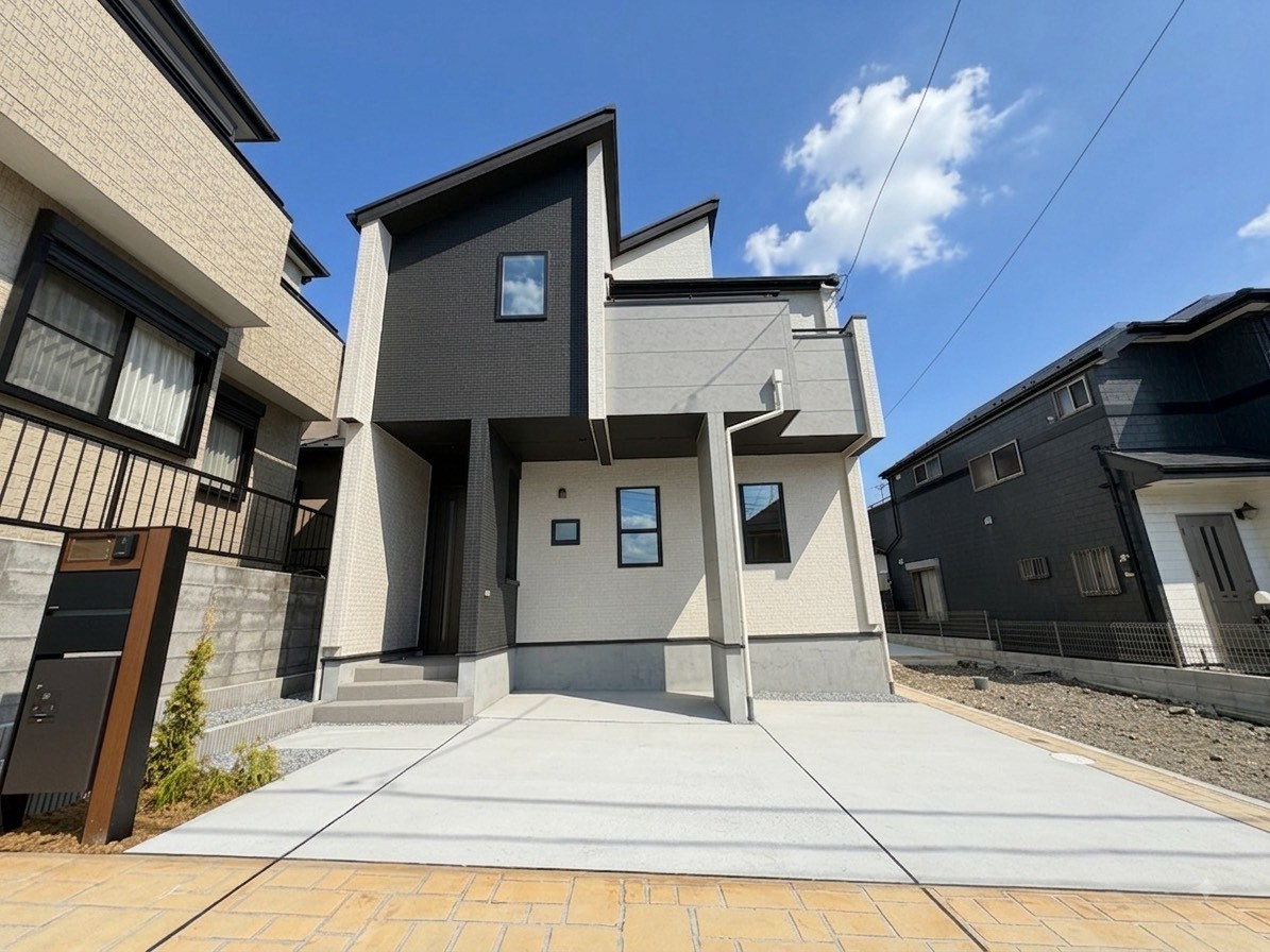 【1号棟】道路に面した手前のお住まい。整然とした街並みが魅力の区画整理完了地。