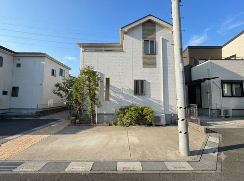 敷地面積38坪の4LDKです。陽光に映し出される美しい外観。