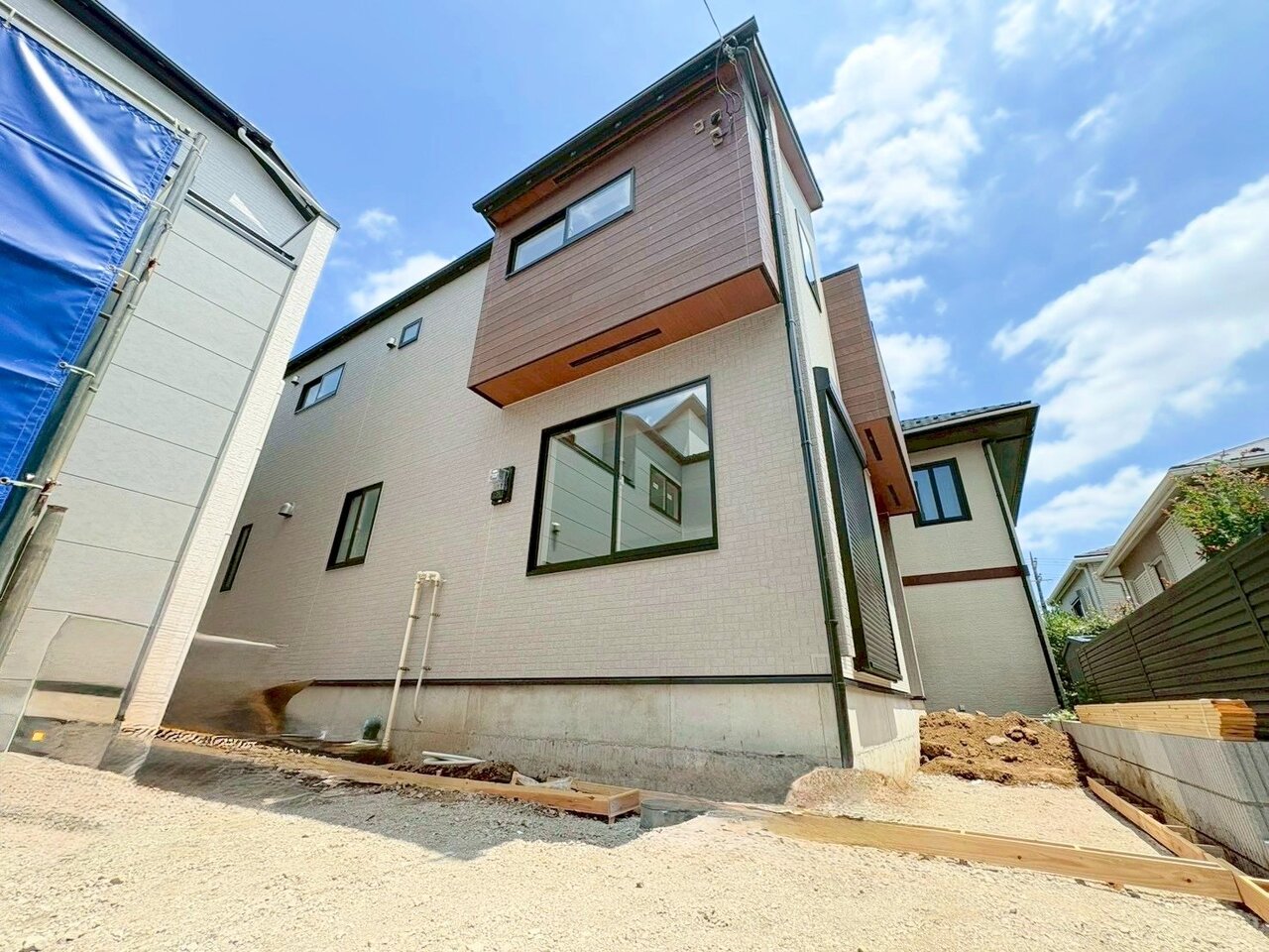 【2号棟】道路から距離をおき、優美に佇む外観。整然とした街並みの区画整理完了地。(令和8年7月撮影)