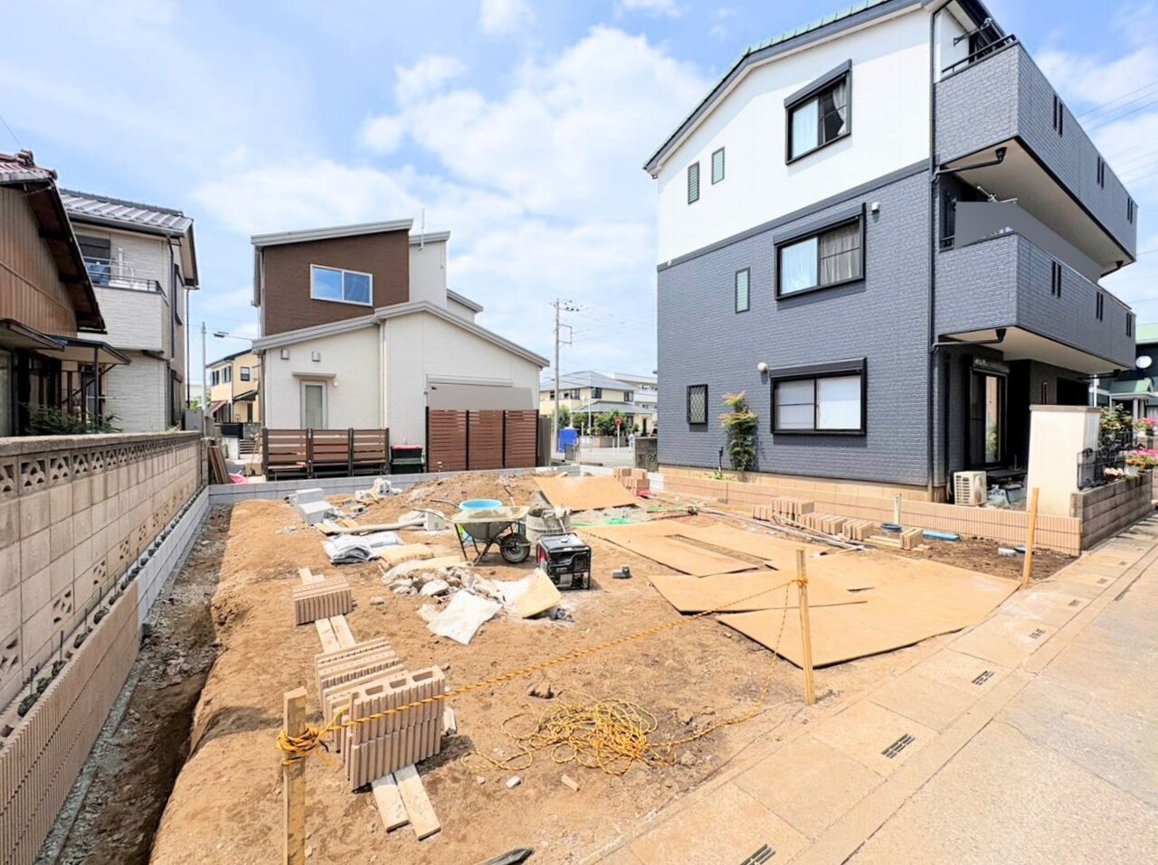 東南道路に面しており、陽当り良好なお住まいです。(令和8年7月撮影)