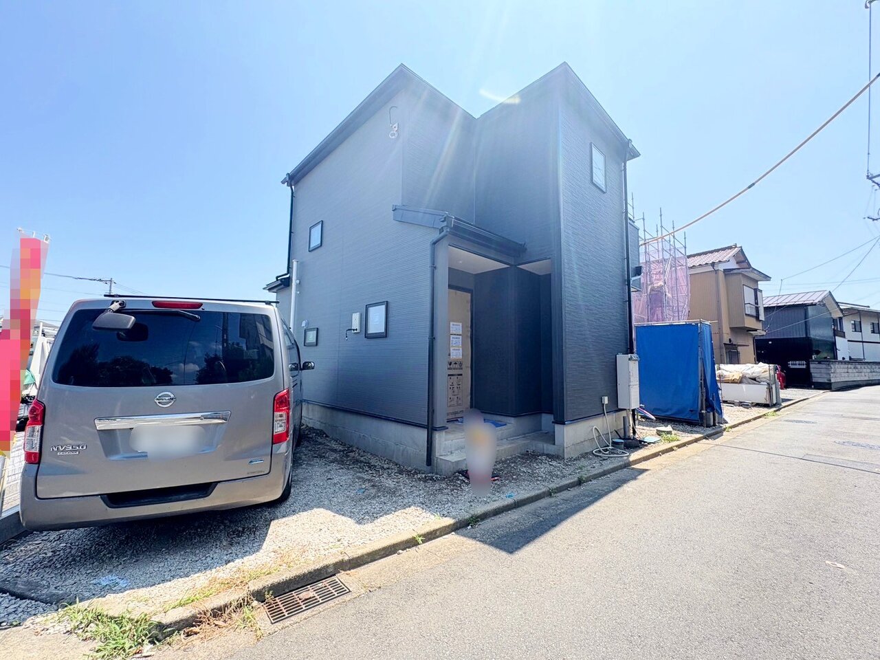 【1号棟】角地に面した邸宅。小学校まで徒歩6分、お子様の通学も安心です。(令和8年7月撮影)