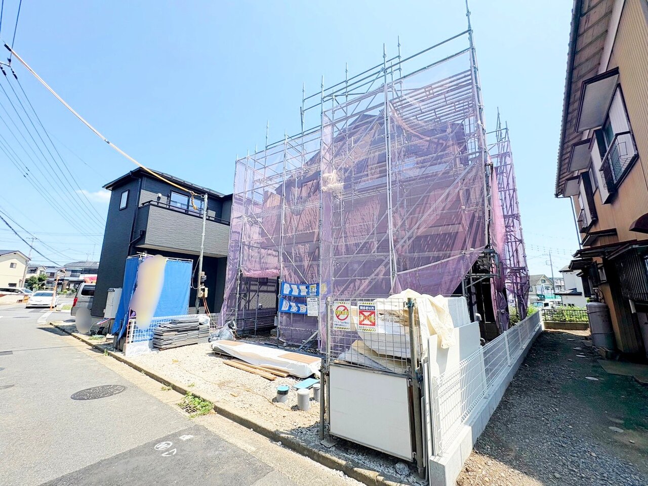 18帖のＬＤＫにはパントリーを設けました。一体感のある対面式キッチンを採用。(令和8年7月撮影)