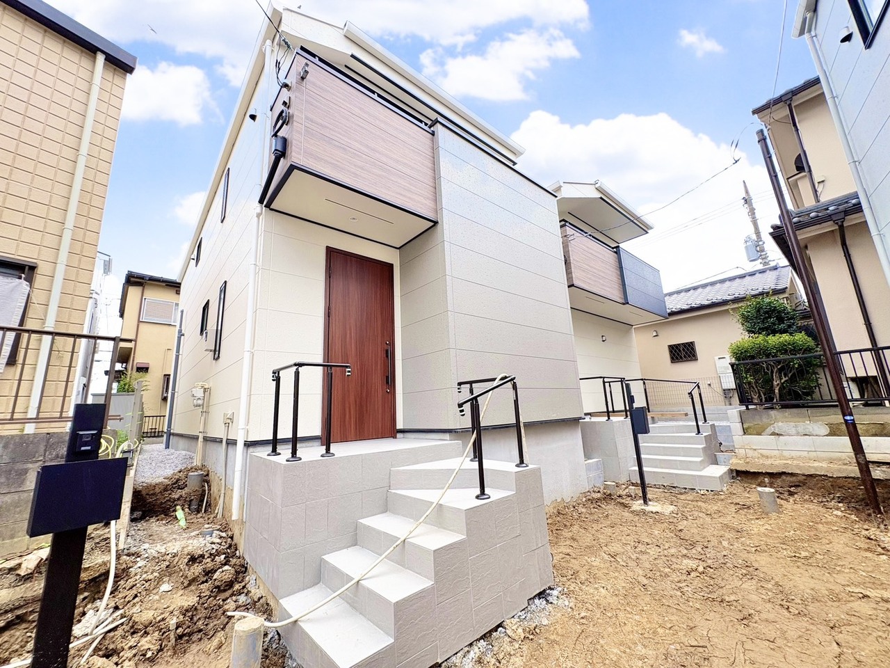 奥が当物件。洗練されたデザインの外観が街並みに彩りを演出します。(令和8年7月撮影)
