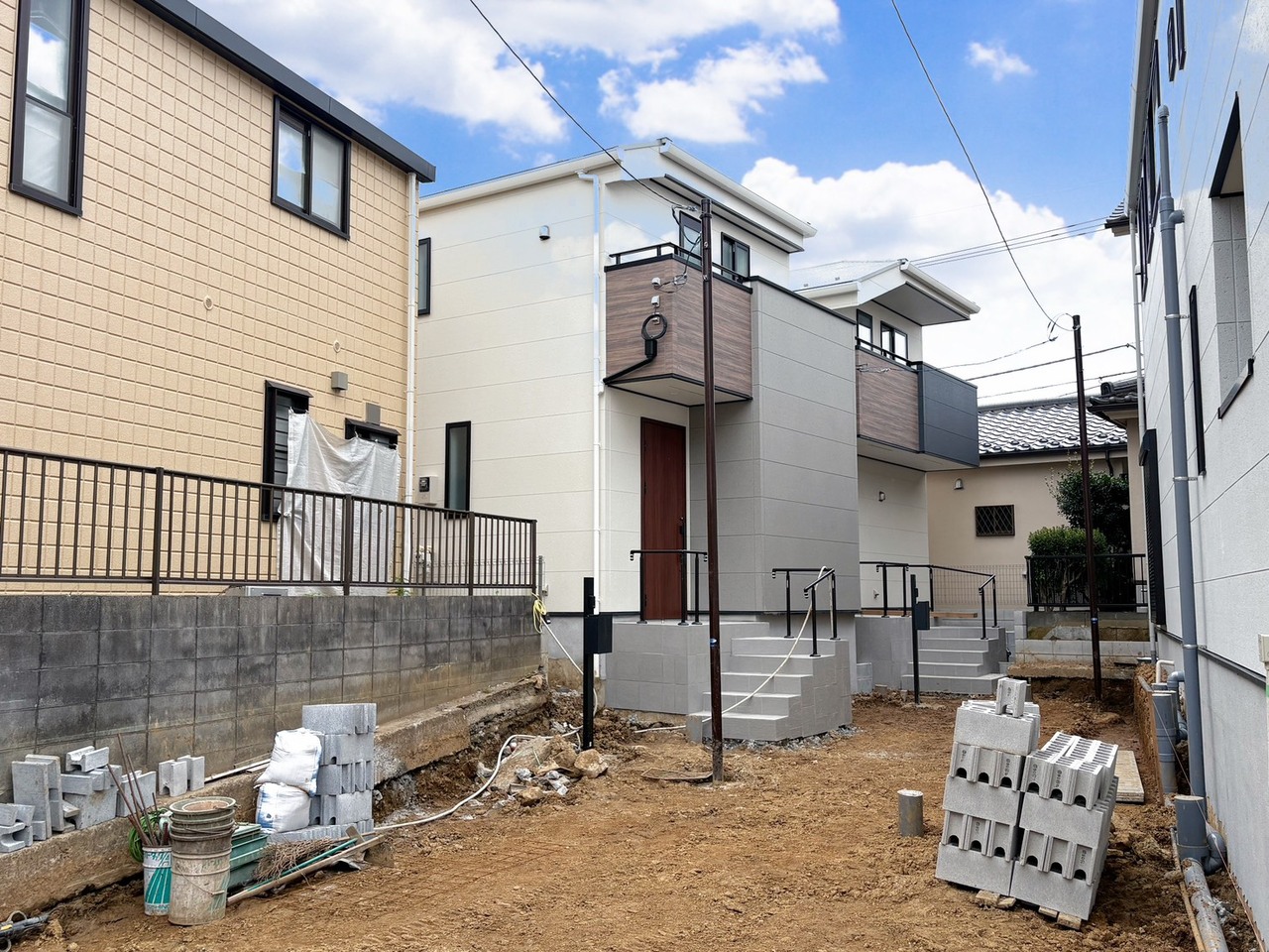 洗練されたデザインの外観が街並みに彩りを演出します。(令和8年7月撮影)
