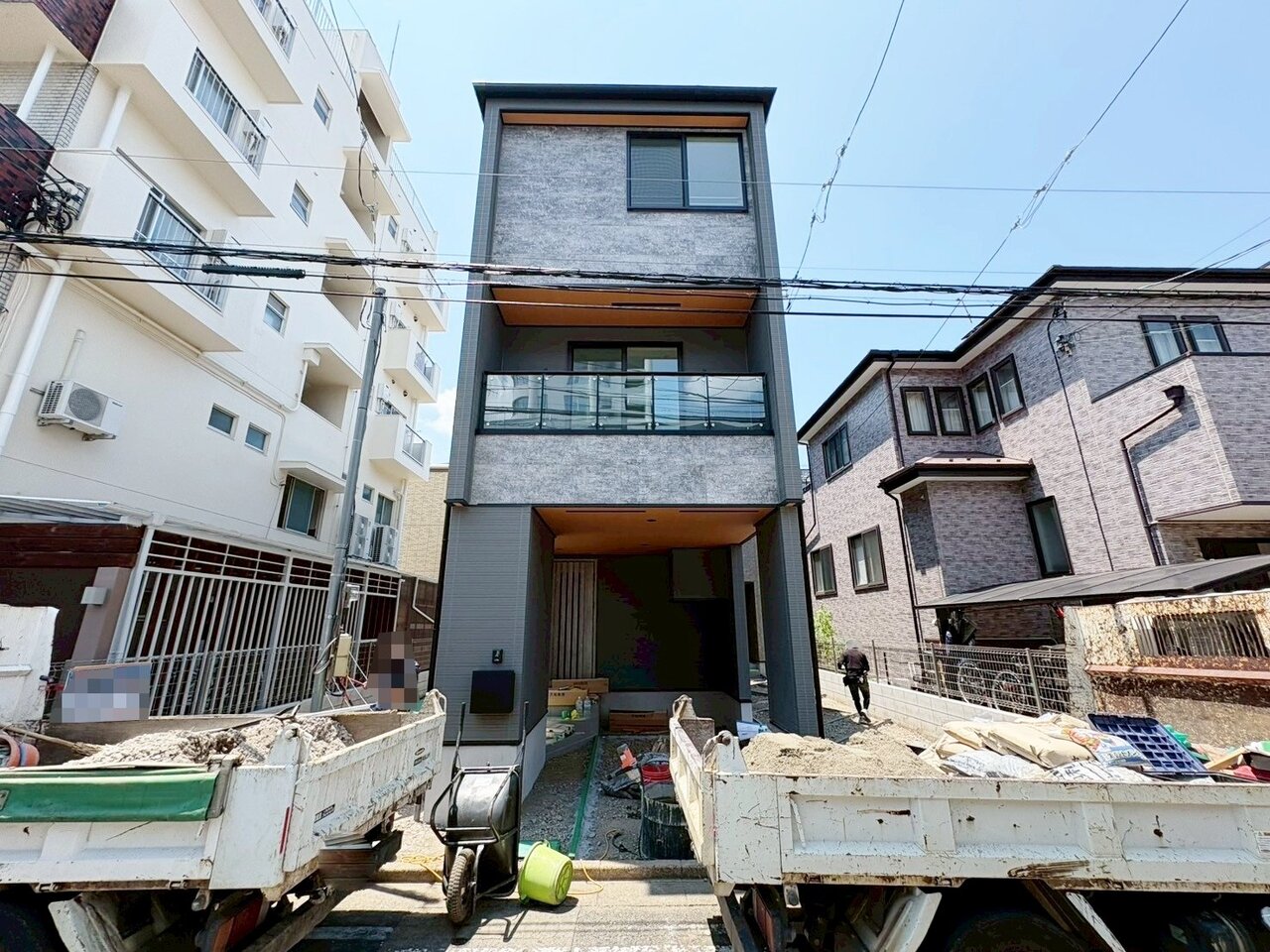 【2号棟】西川口駅徒歩14分、道路に面した手前のお住まいです。(令和8年7月撮影)