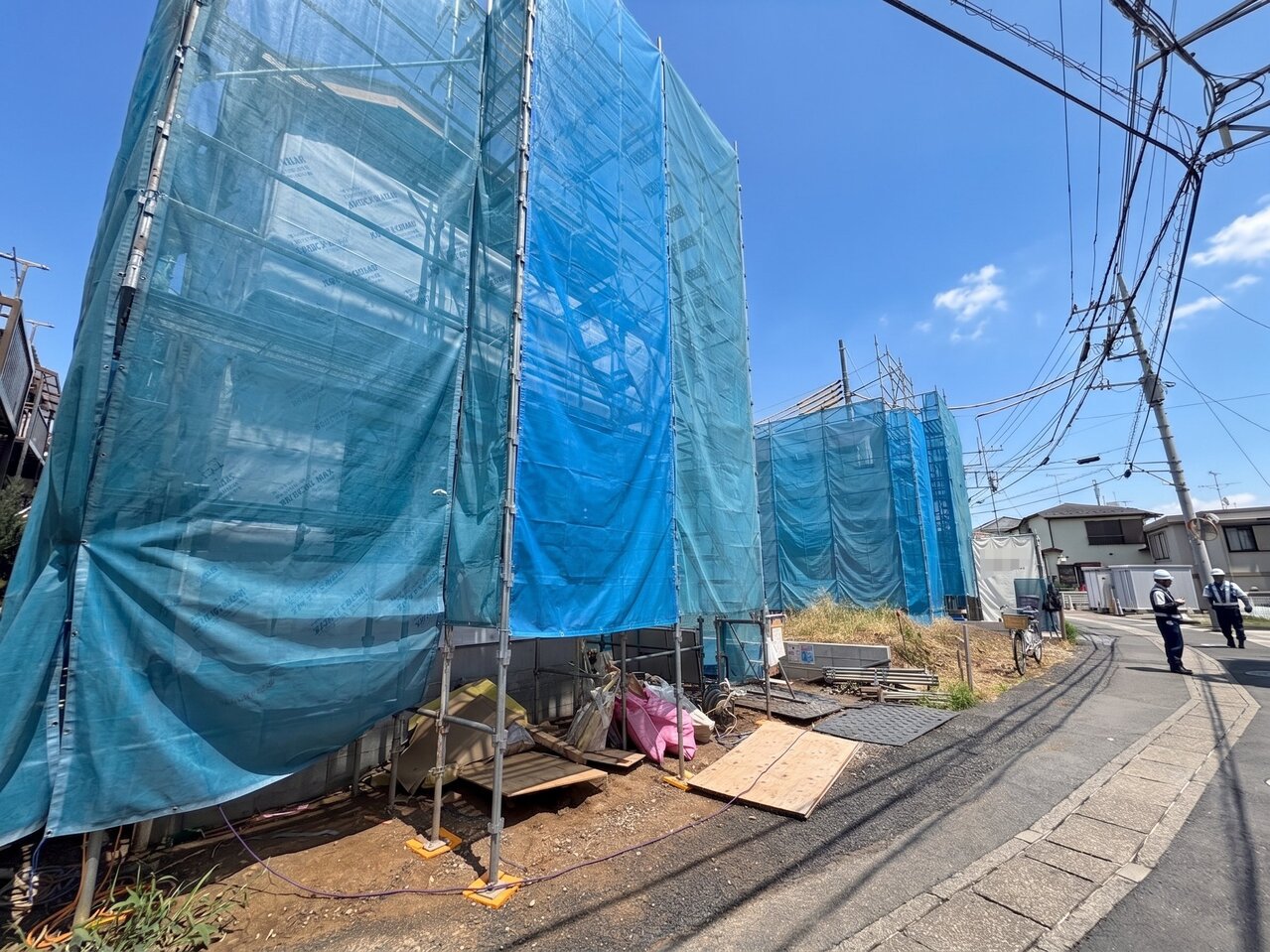左が当物件。西側約4ｍ公道に面しています。２０帖以上のＬＤＫはごろんと寛げる床暖房付き。(令和8年8月撮影)