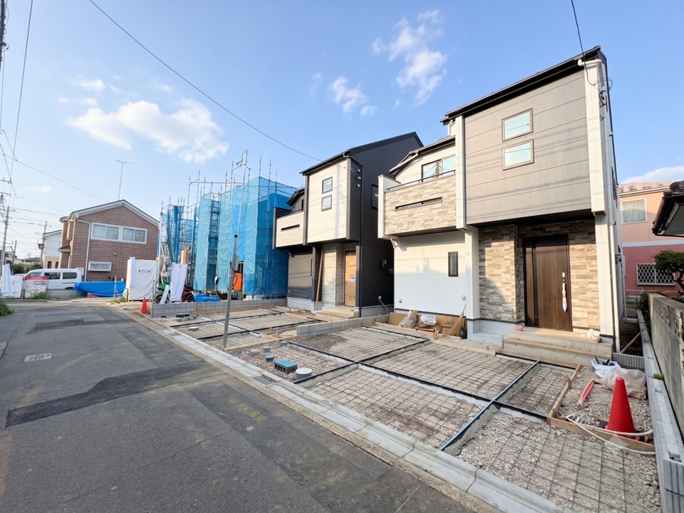 太陽光パネル・地震に強い制震ダンパー標準装備。(令和8年7月撮影)
