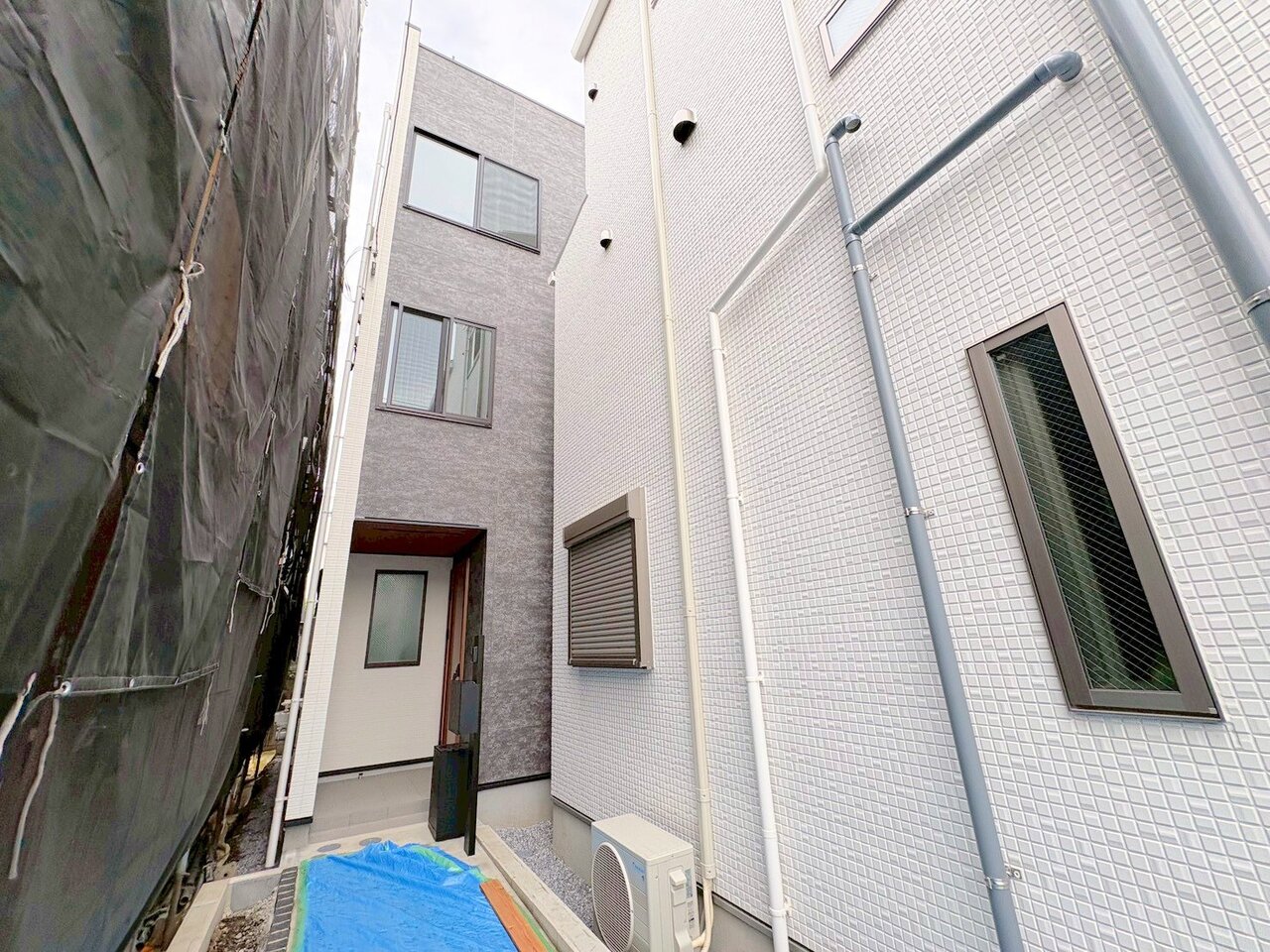 西川口駅まで徒歩11分、川口駅まで徒歩18分の立地です。