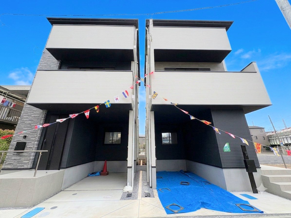 【1号棟】右が当物件。中浦和駅まで徒歩4分の立地。スーパーやドラッグストアなどが徒歩圏内。