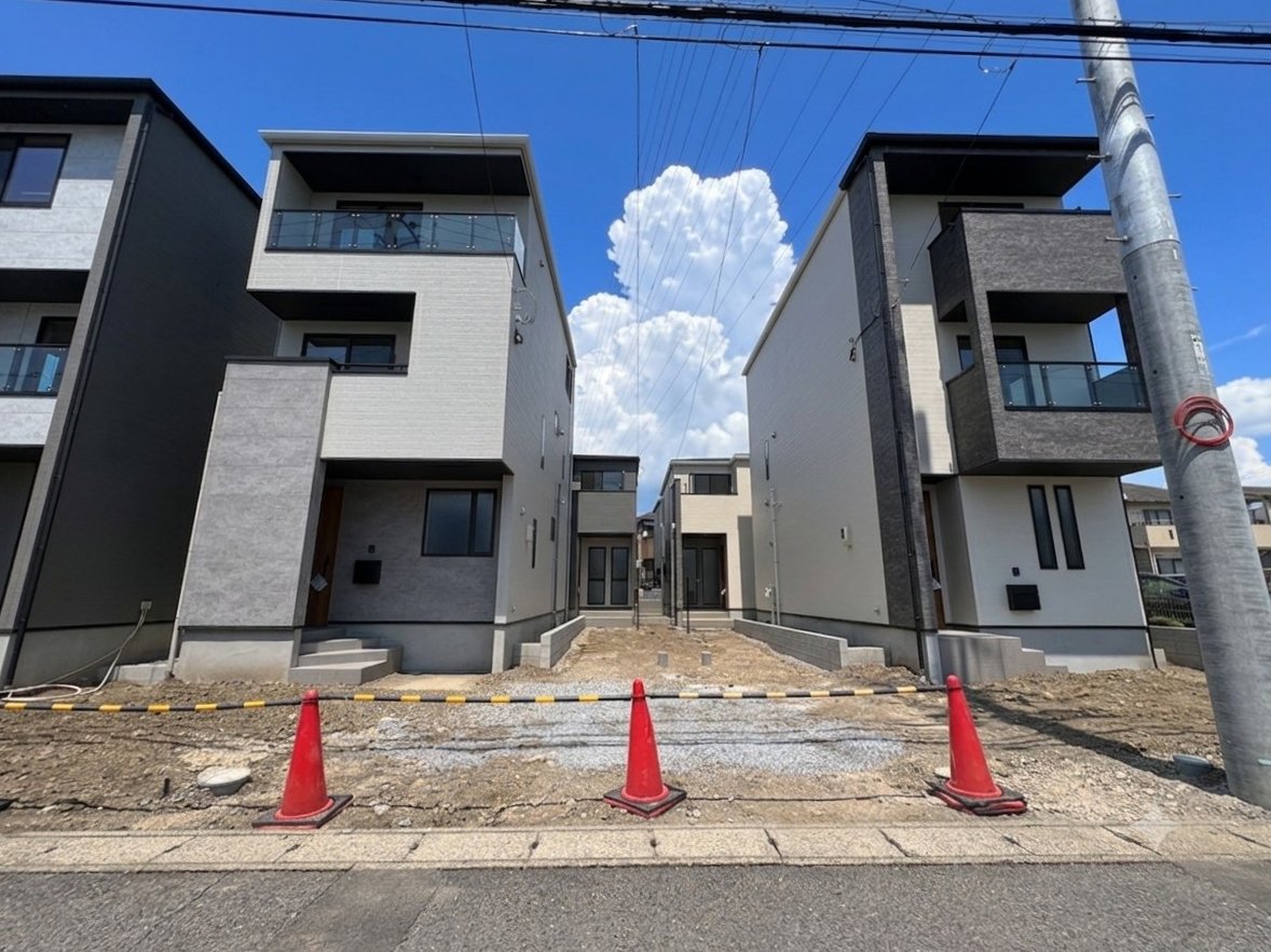 周辺環境とのコラボレーションにより統一感を演出。(令和8年7月撮影)