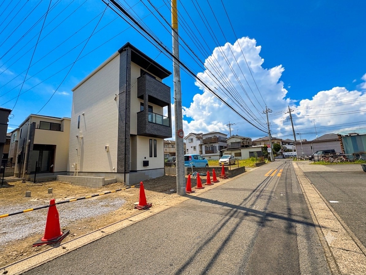 道路からの視線を意識することなく、プライバシーが守られた立地。(令和8年7月撮影)