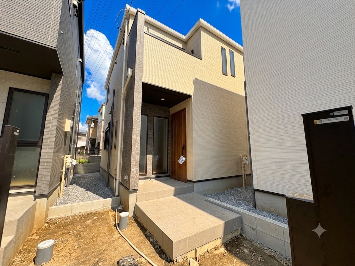 【５号棟】南鳩ヶ谷駅まで徒歩16分。スーパー、コンビニ、ドラッグストアまで近く便利です。
