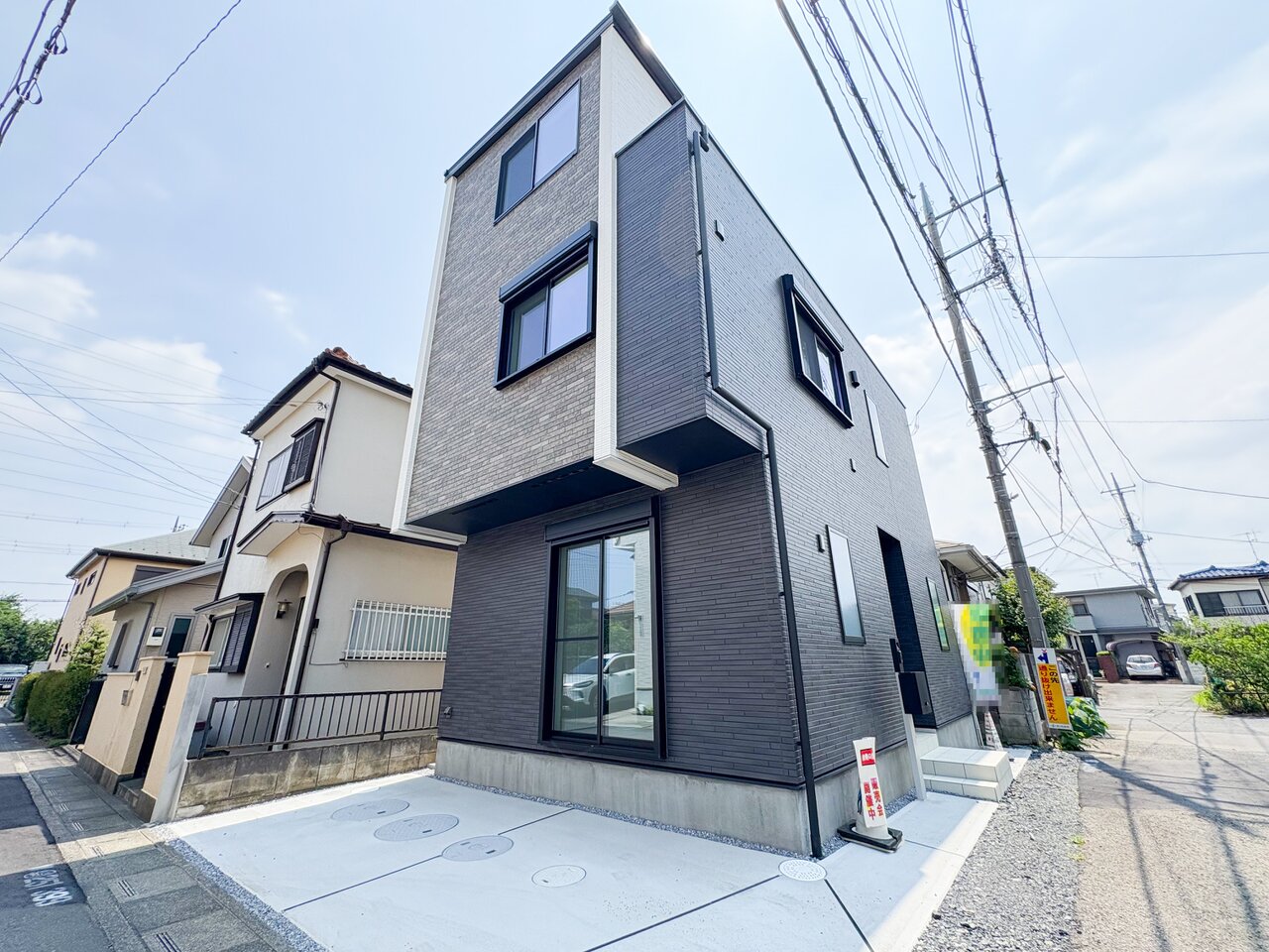 七里駅まで徒歩7分の立地、角地につき陽当り良好なお住まいです。