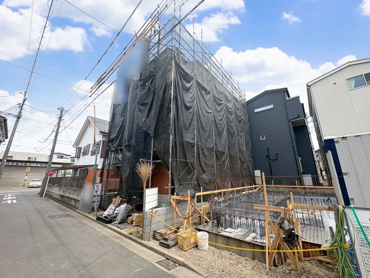 雨や風、雪などから車を守ってくれるビルトインガレージを採用。(令和8年7月撮影)