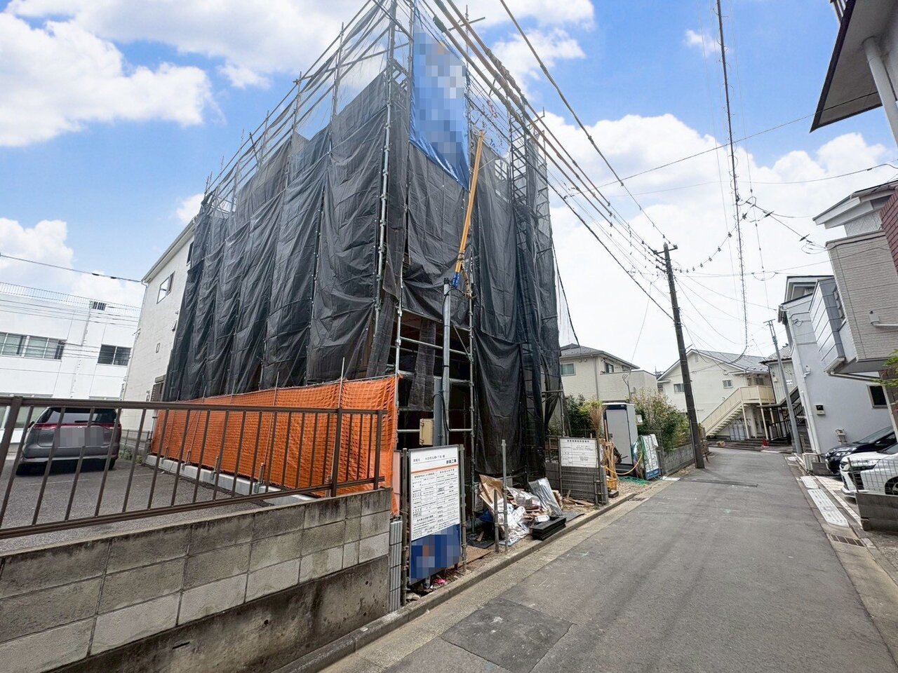 スーパーやコンビニなどが徒歩圏内にあり、買い物に便利な住環境。(令和8年7月撮影)