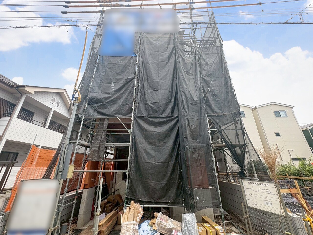 川口元郷駅まで徒歩12分、2階にリビングを設けた3階建てのお住まい。(令和8年7月撮影)
