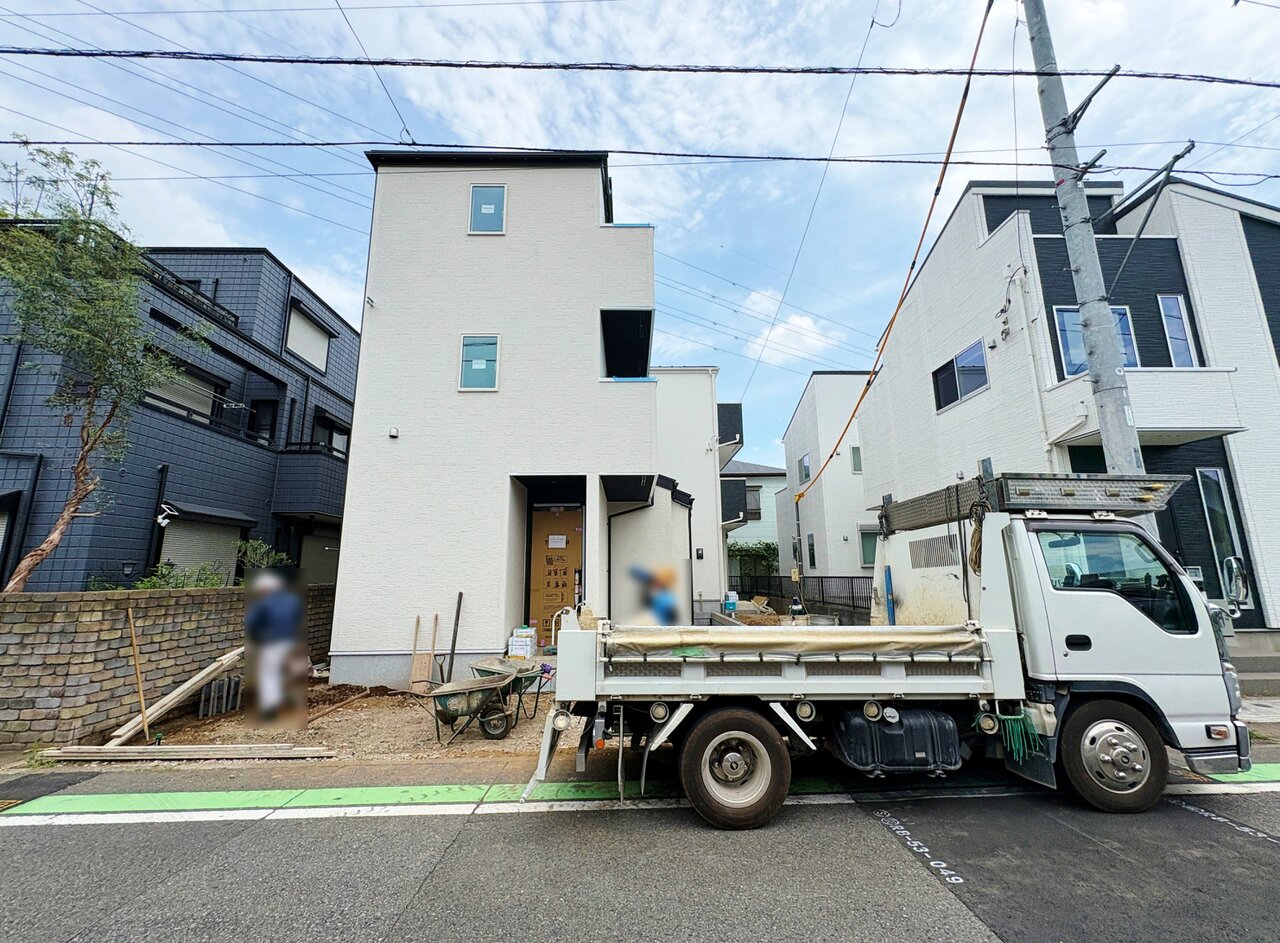 ２階ＬＤＫは明るく照らすことのできるバルコニーに面した空間。(令和8年8月撮影)