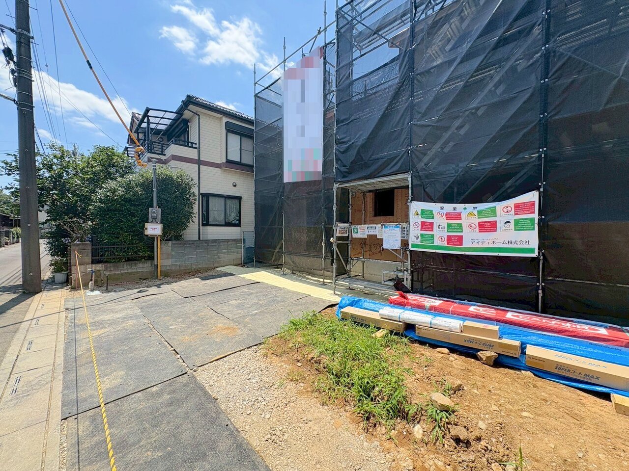 スーパーやショッピングモールまで徒歩圏内で、買い物に便利な立地。(令和8年7月撮影)