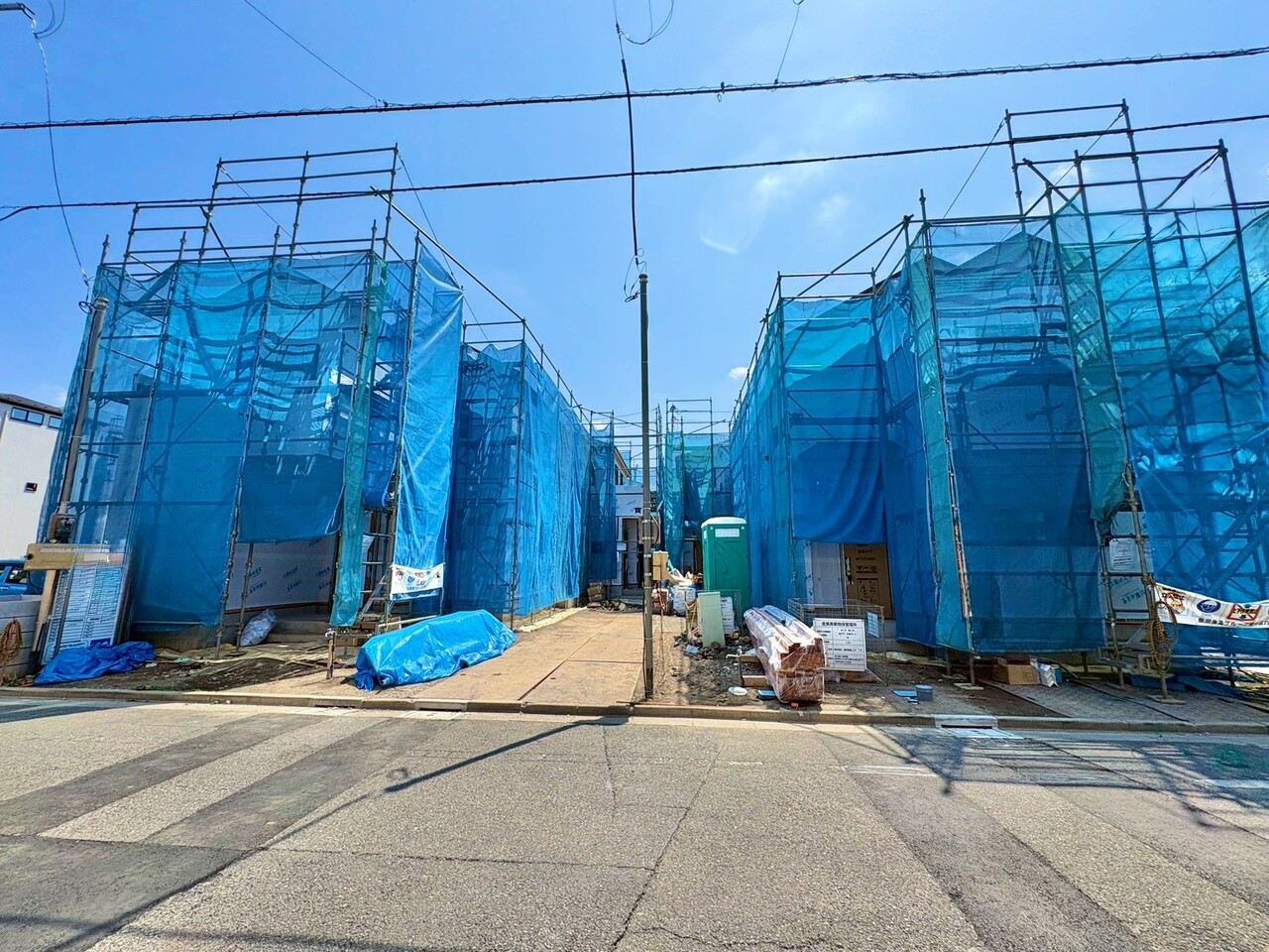 【Ｂ号棟】左奥が当物件。蕨駅より徒歩１６分、周辺環境とのコラボレーションにより統一感を演出。(令和8年7月撮影)