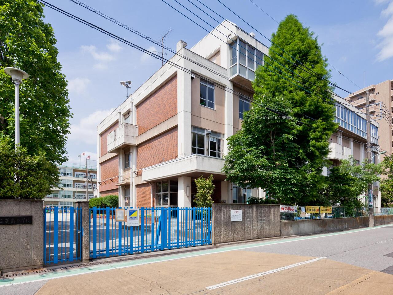 芝南小学校まで約1100m