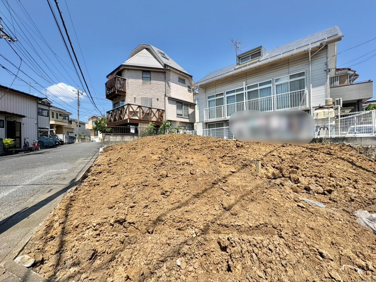 スーパーやコンビニ、ドラッグストアまで徒歩４分圏内、買い物に便利な住環境。(令和8年7月撮影)