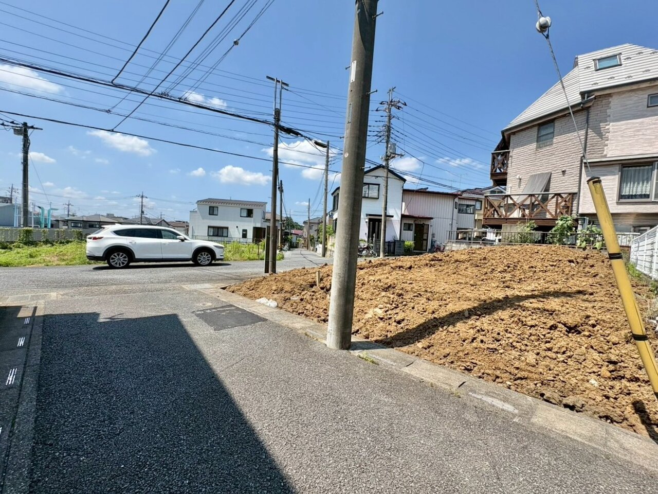 ＬＤＫは１５帖、室内には豊かな陽光が注ぎ込み、爽やかな住空間を演出。(令和8年7月撮影)