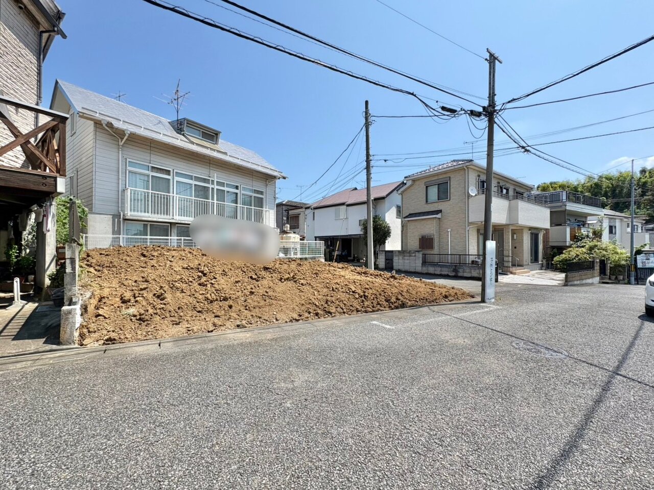 間口が広く駐車場がゆったりと取れる設計を採用しました。(令和8年7月撮影)