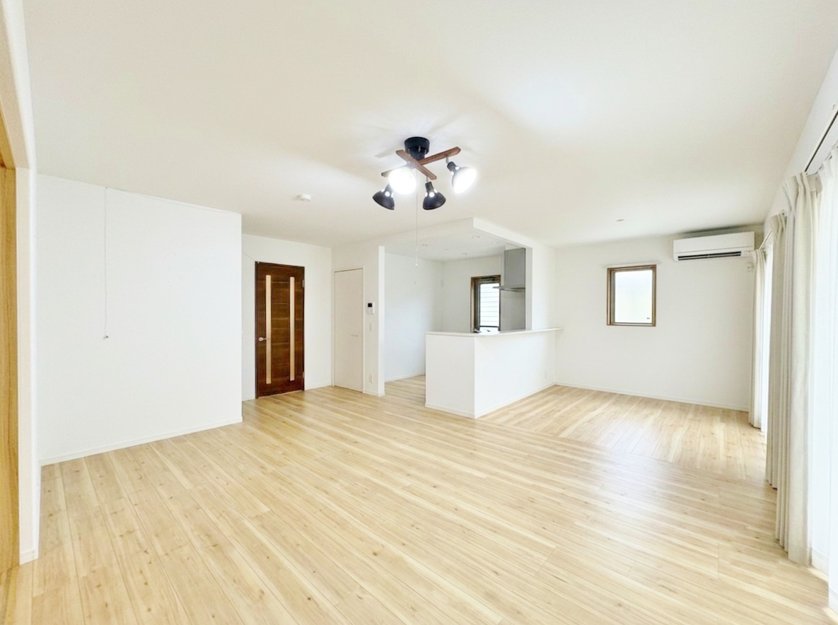 室内には豊かな陽光が注ぎ込み、爽やかな住空間を演出。