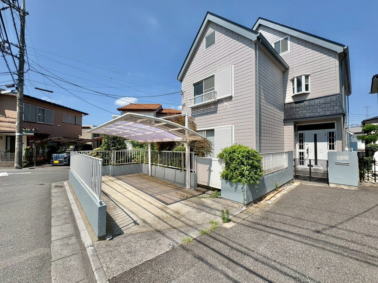 閑静な住宅街です。敷地面積は４４坪以上、設計者の拘りが伝わってくる素敵な建物です。（リフォーム前）(令和8年7月撮影)