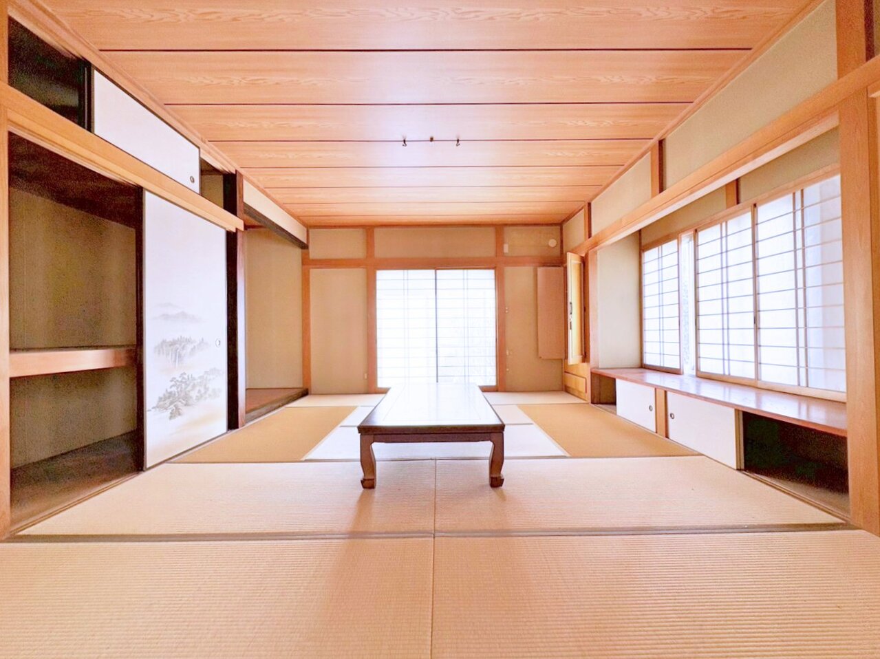 約１０帖の和室は心身を静かに満たす落ち着いた趣きの空間です。（リフォーム前）(令和8年7月撮影)