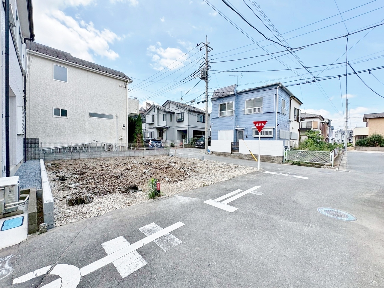 4.2m公道に面した角地です。カースペースには2台駐車可能です。(令和8年7月撮影)