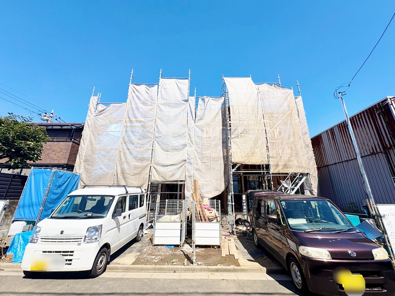 左が２号棟です。１６帖以上のLDKには多用途に使えるDENコーナー付き。(令和8年9月 撮影)