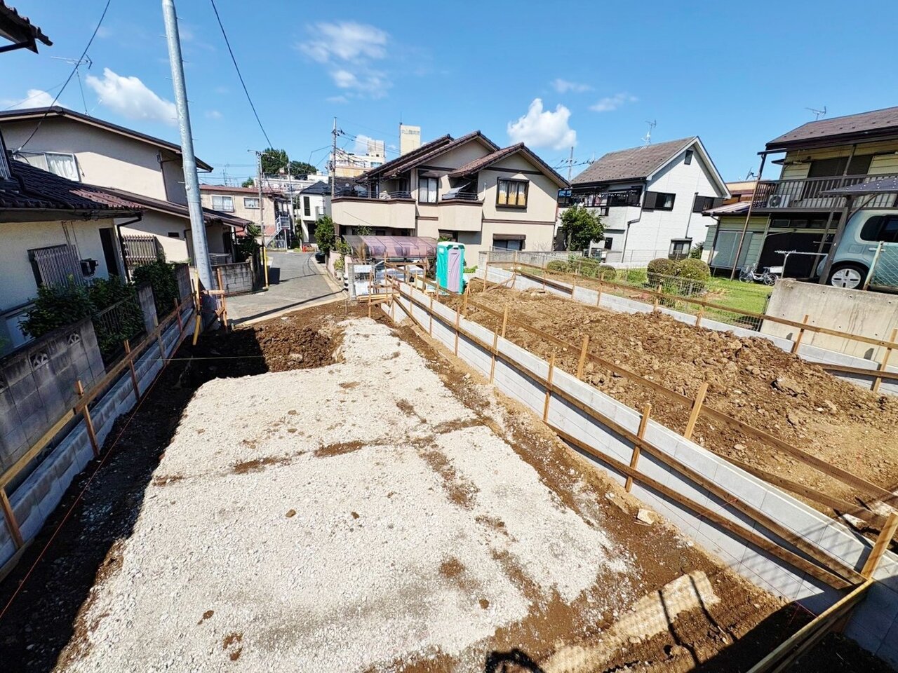 スーパー、コンビニ、ドラッグストアまで約650m以内で買い物に便利です。(令和8年8月撮影)