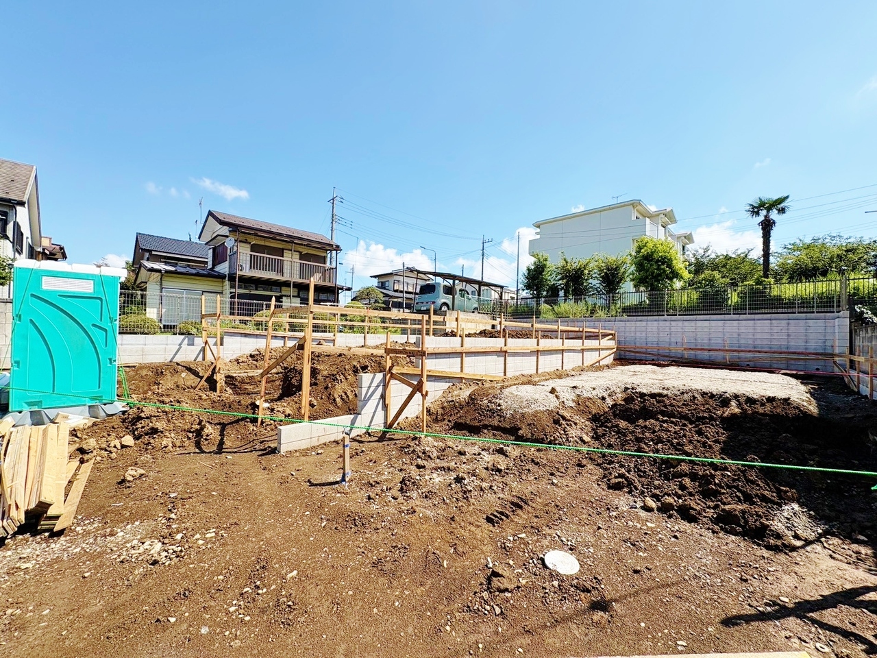 バルコニーに面した主寝室は広々8帖以上の明るい洋室です。(令和8年8月撮影)