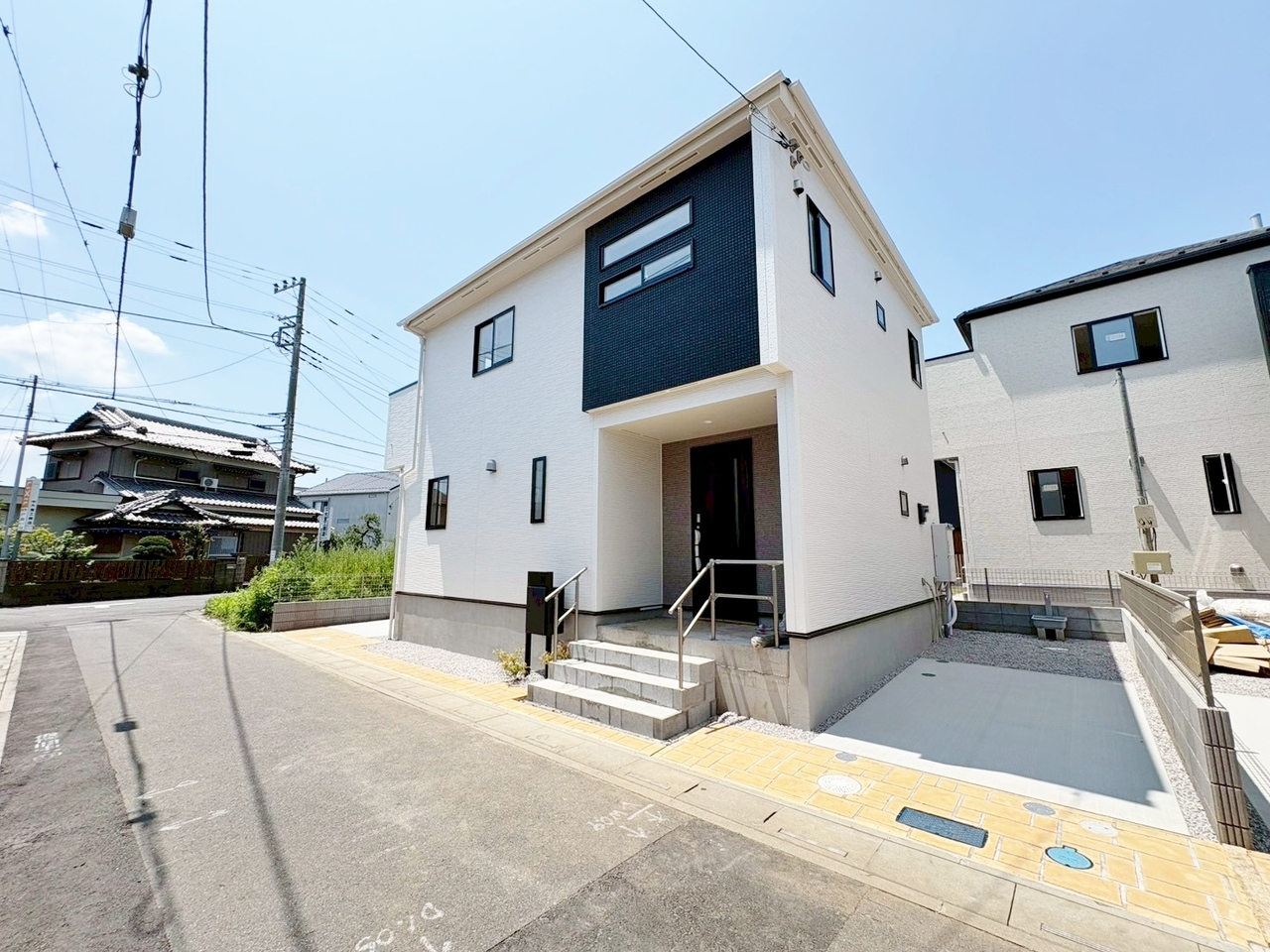 玄関廻りがすっきり片付く土間収納付きです。