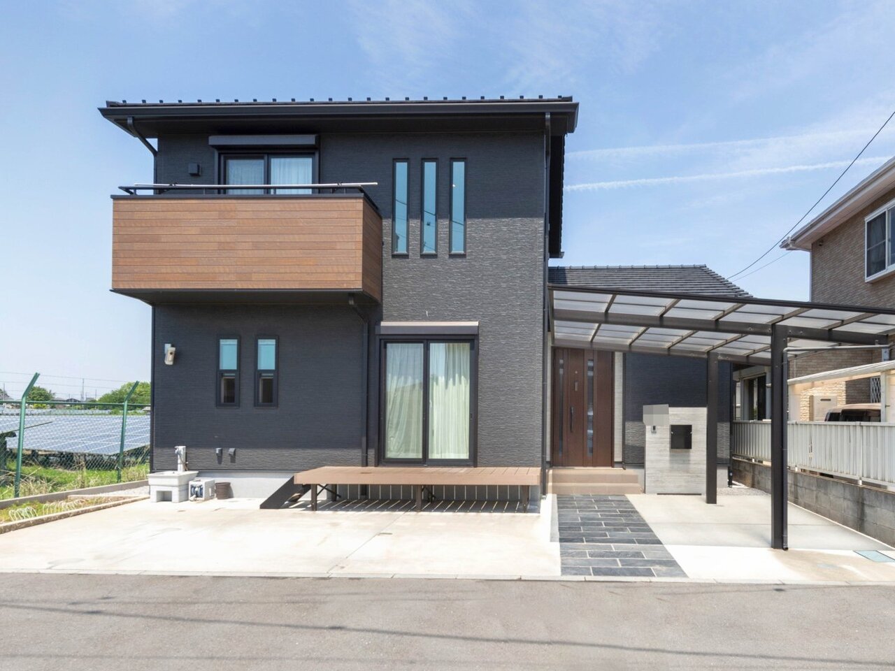 令和３年築の築浅住宅。隣地に建物がなく開放的なお住まいです。