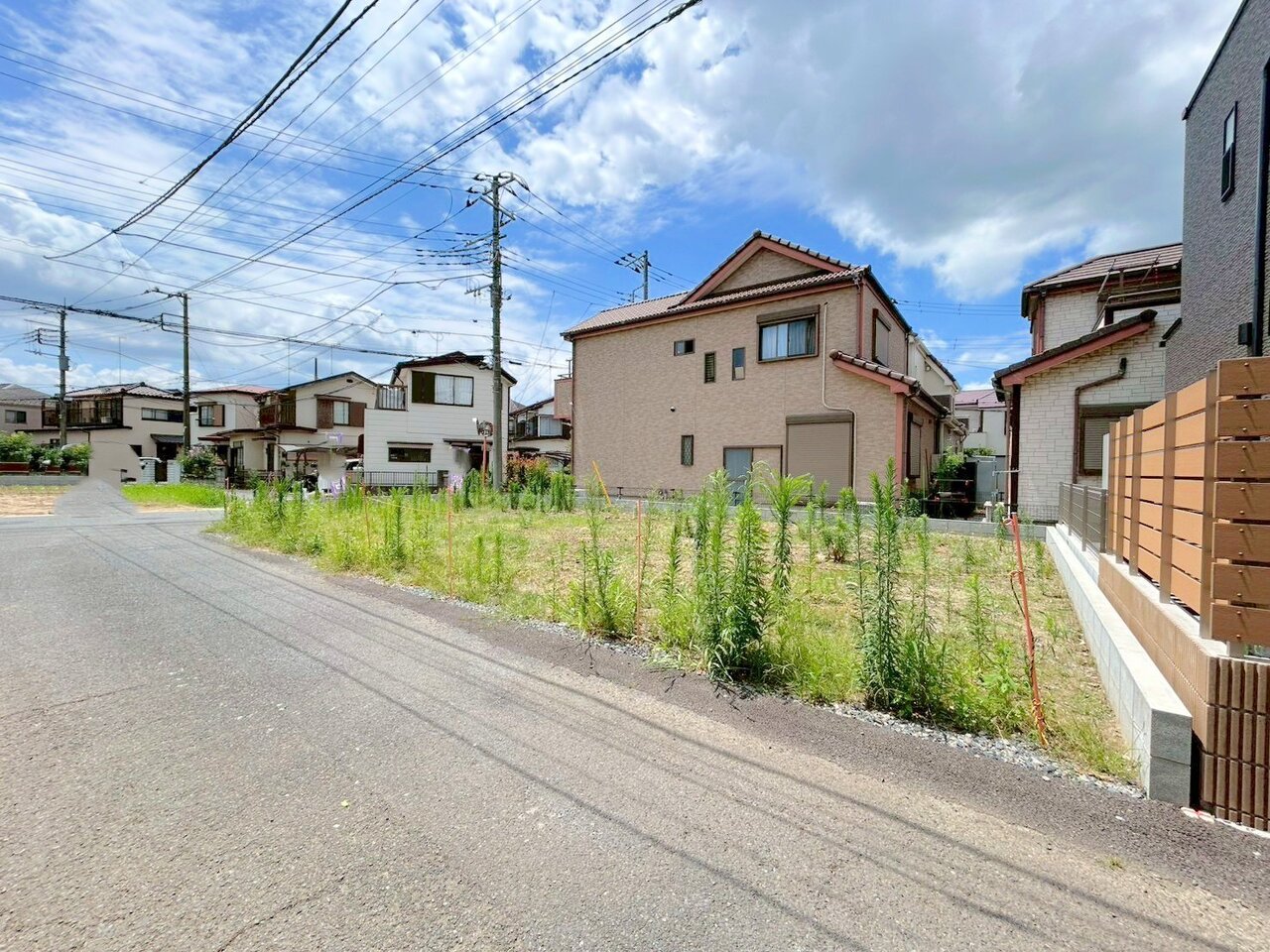 リビング横には開放感のある続き間の洋室を備えています。(令和8年7月撮影)