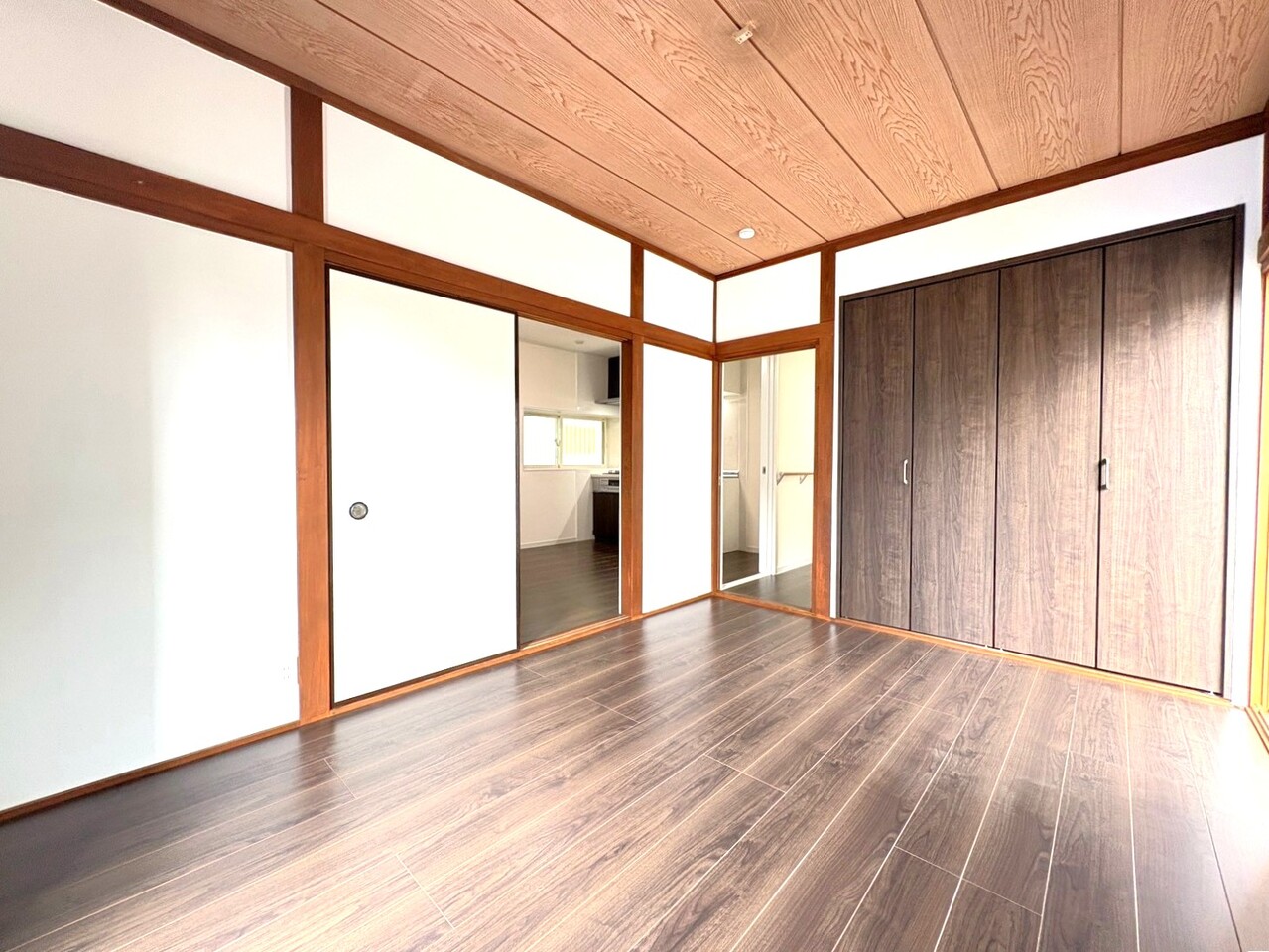 続き間の扉を開放することで広さを感じられます。